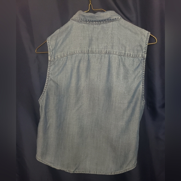Aritzia Talula Chambray tie-front cropped sleeveless top - Picture 2 of 4